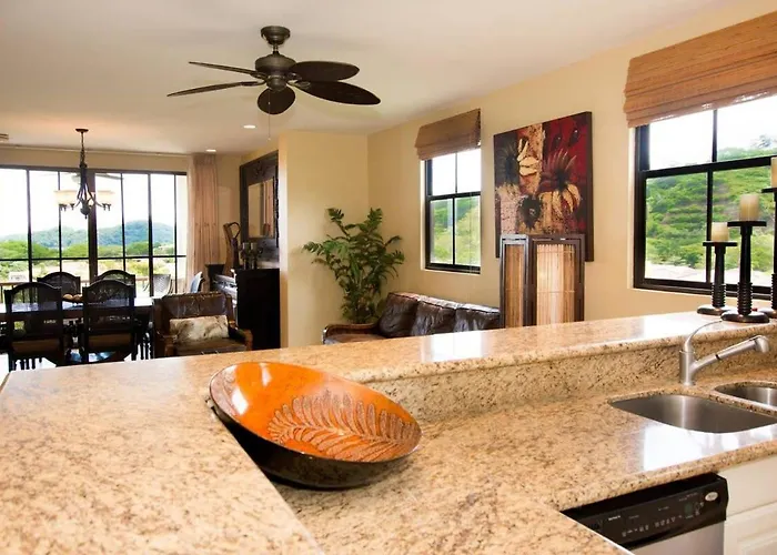 Сasa de vacaciones Picturesque With Spectacular Ocean Views & Club Access Coco